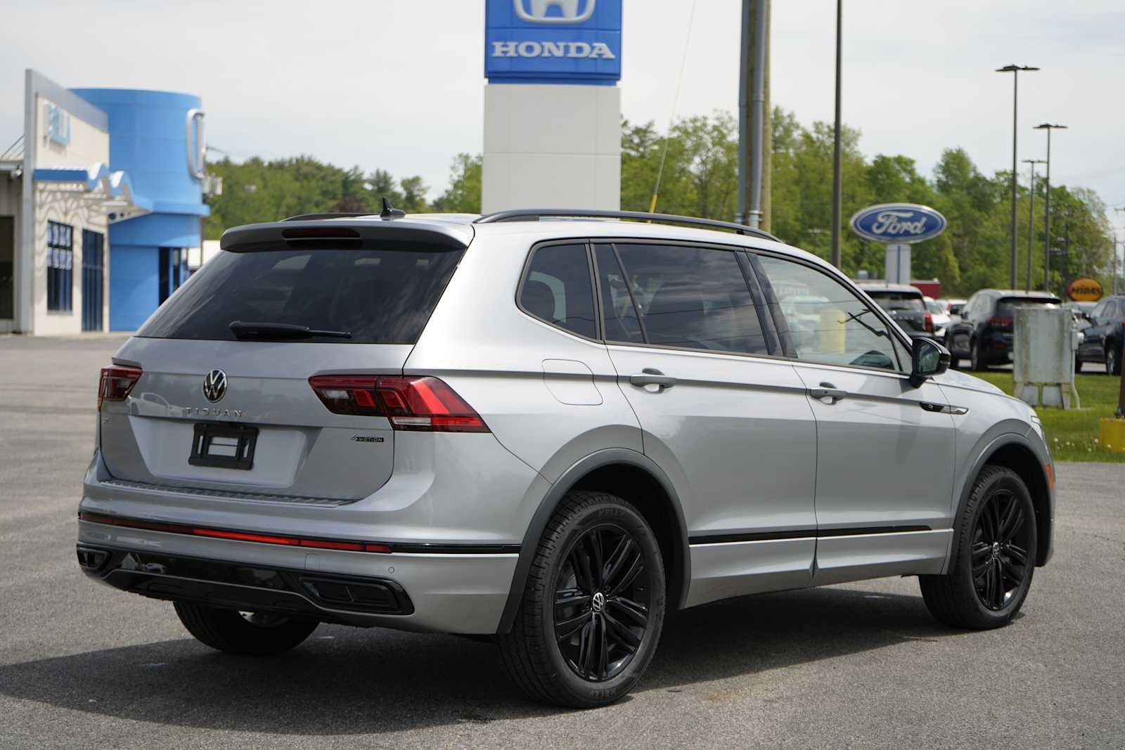 2022 Volkswagen Tiguan SE R-Line Black
