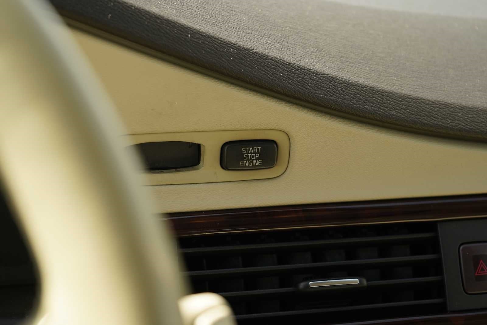 2008 Volvo XC70 Base