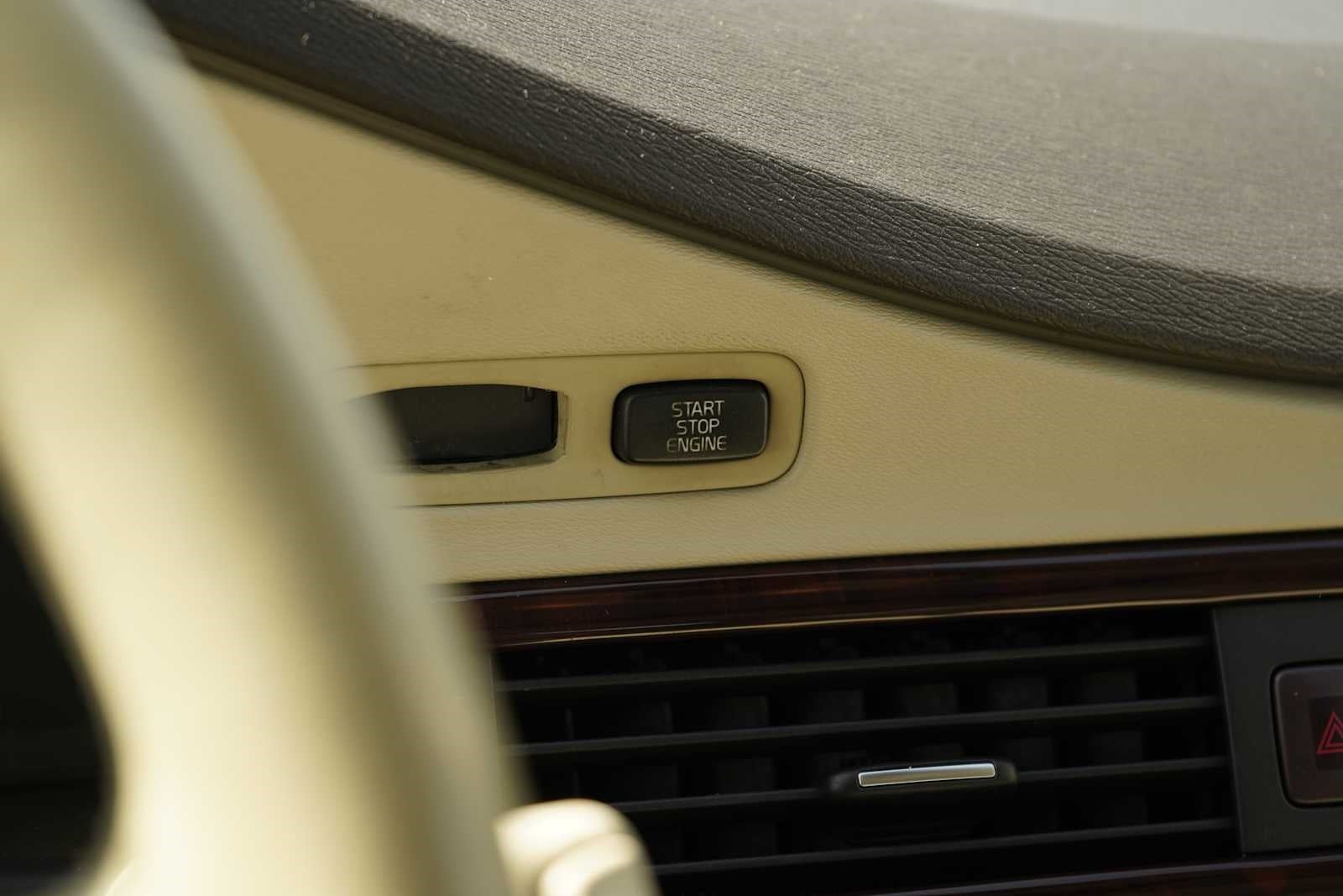 2008 Volvo XC70 Base