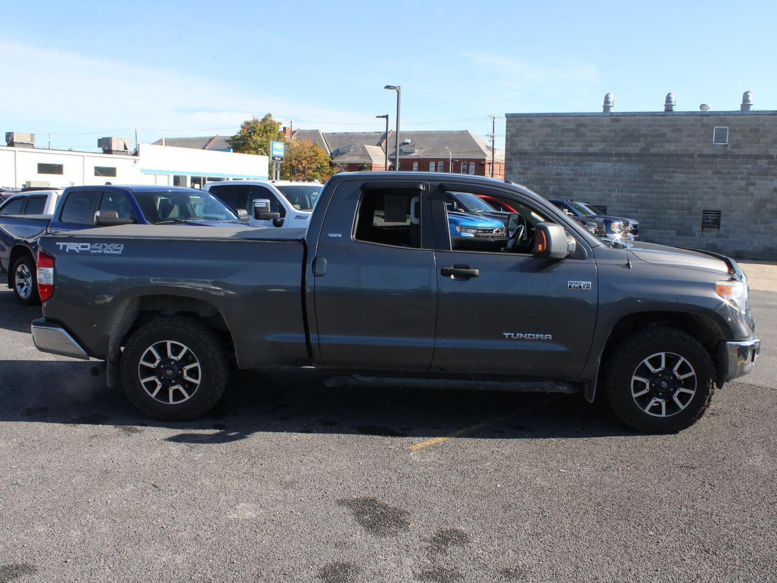 2017 Toyota Tundra SR5 5.7L V8